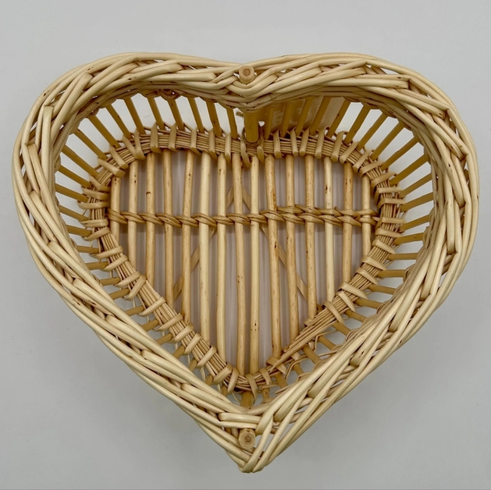 Schumacher Woven Provence Heart Basket (1) NWT